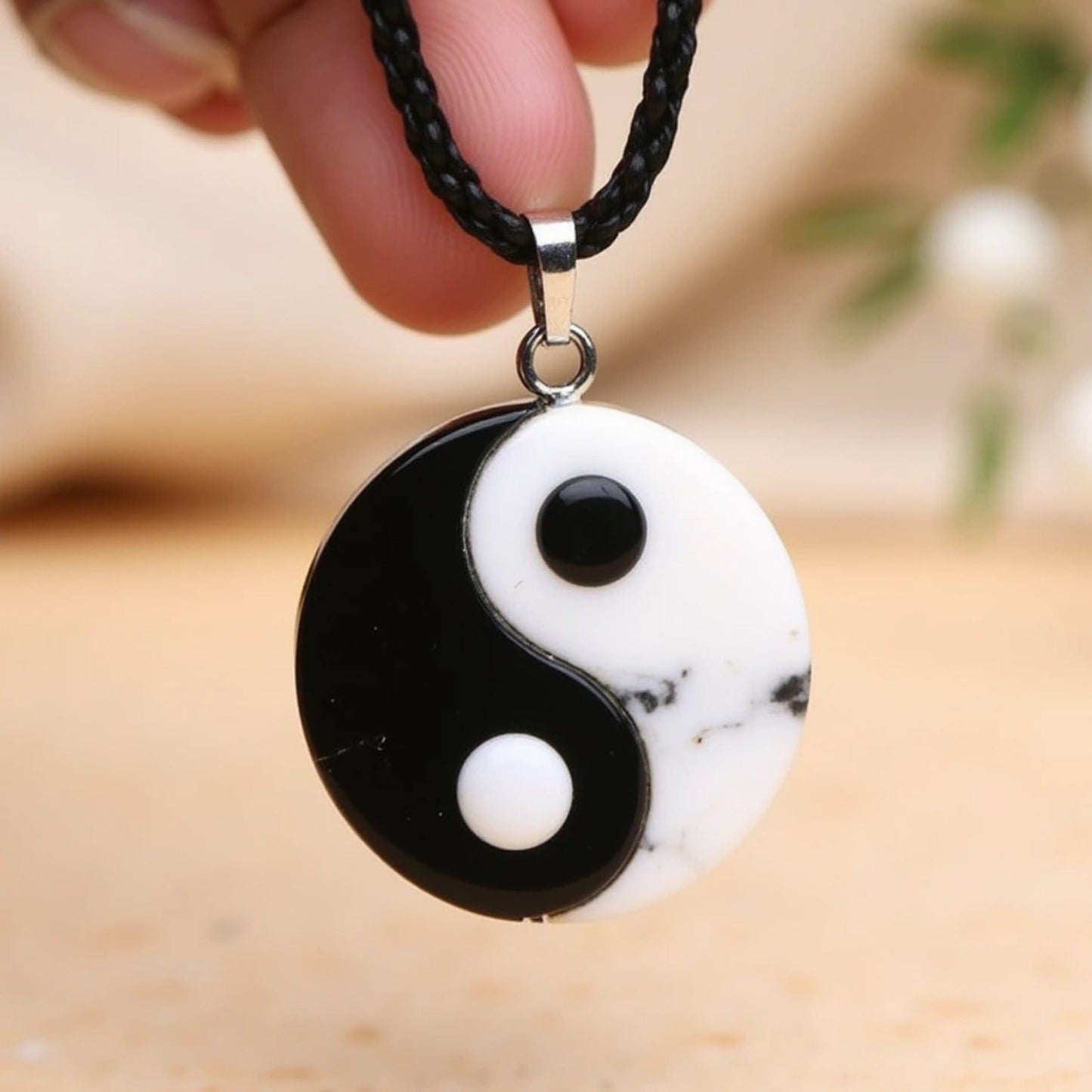 Naszyjnik Yin Yang z howlitu i czarnego obsydianu