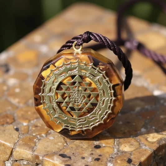 Orgonitowy wisior Sri Yantra z tygrysim okiem