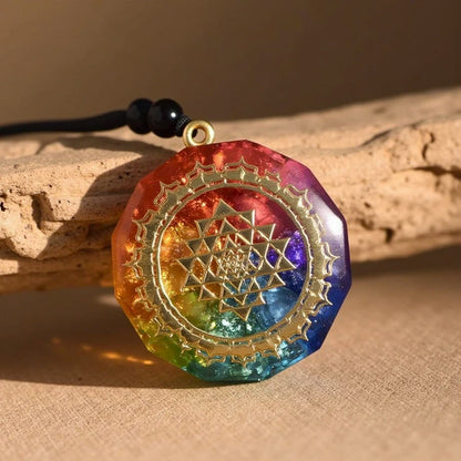 Naszyjnik „Sri Yantra” z orgonitem i kamieniami siedmiu czakr