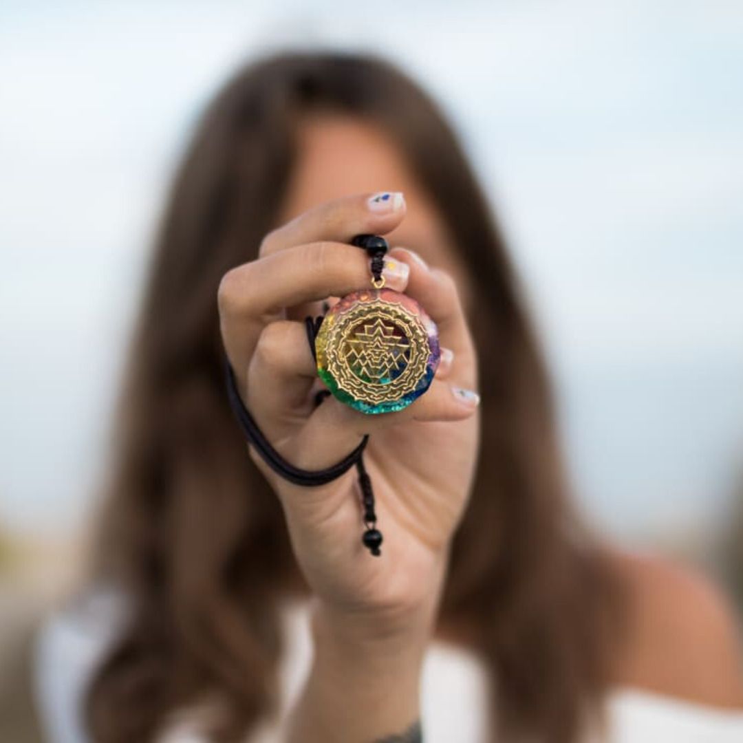 Naszyjnik „Sri Yantra” z orgonitem i kamieniami siedmiu czakr