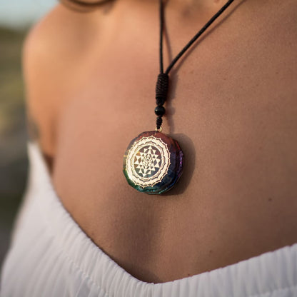Orgonitowy wisior Sri Yantra z kamieniami siedmiu czakr